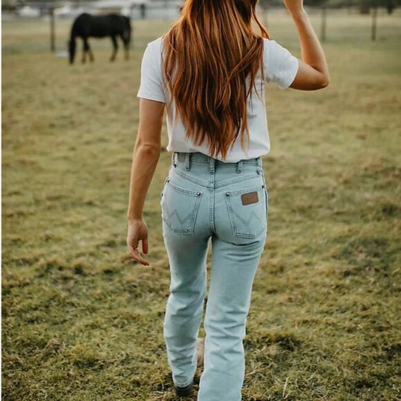 NWT Wrangler Women's Cowboy Cut High Rise Slim Fit Tapered Leg Jean - Picture 2 of 5